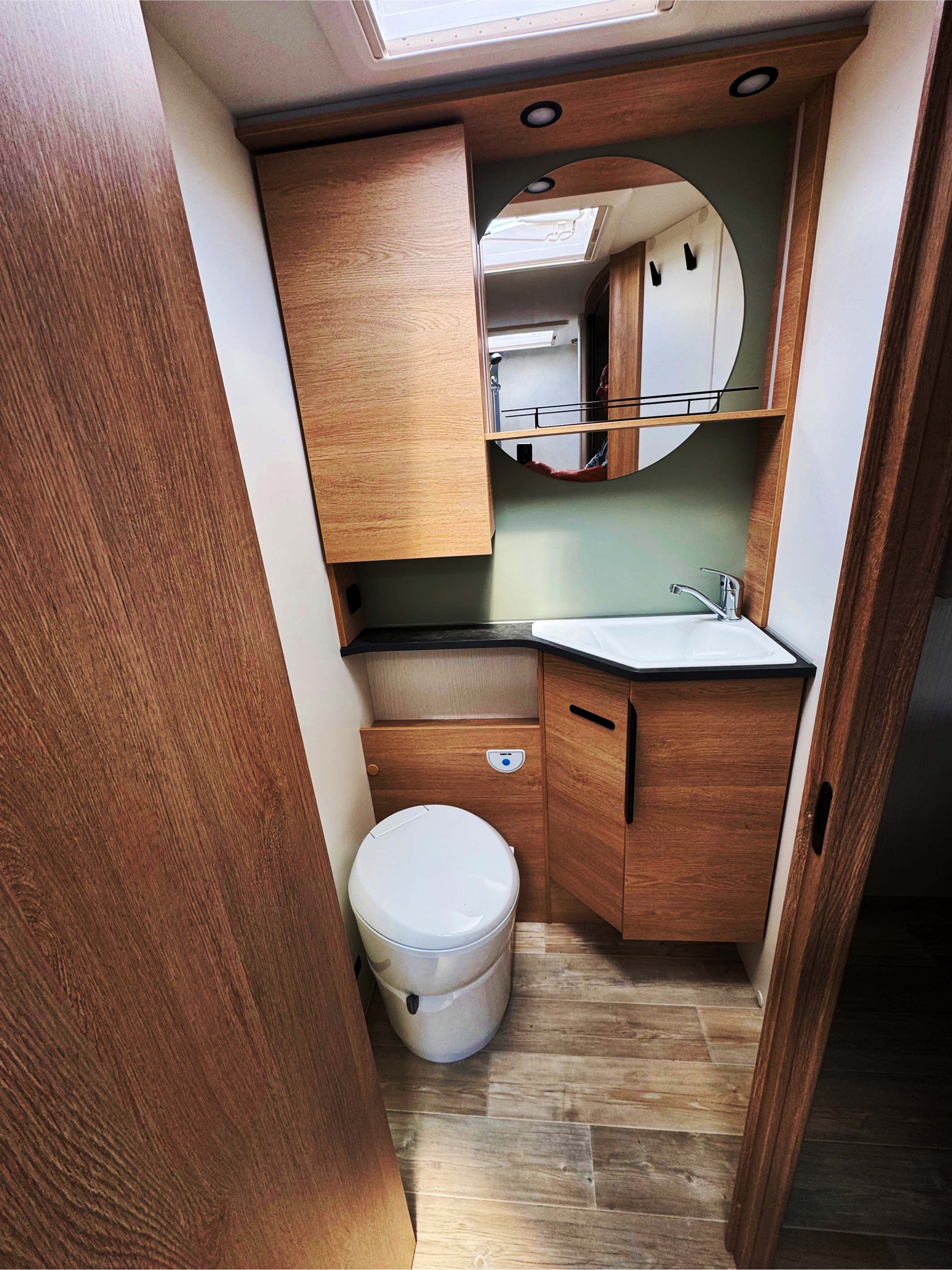 Mooveo INT 74QBH Toilette mit Waschtisch